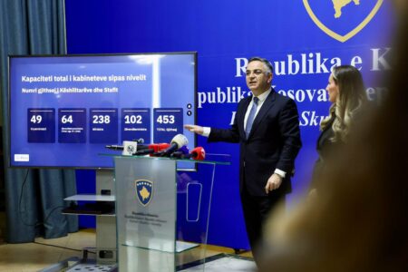 Tahiri kritikon qeverinë: E stërmbushur me të emëruar politikë, ministri fiktive dhe pa program