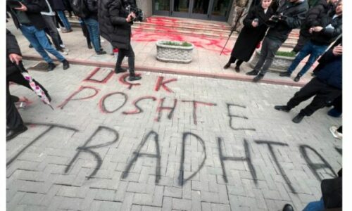 “UÇK, poshtë tradhtarët”, bëhen shkrime para Kuvendit në protestën kundër ekspozitës me pasaktësi për masakrat