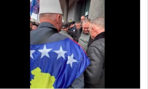 Hysni Gucatit i rëndohet gjendja shëndetësore, largohet me ambulancë nga protesta