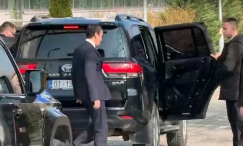 Pas takimit me ambasadorët, Kurti niset për Prekaz -pamje