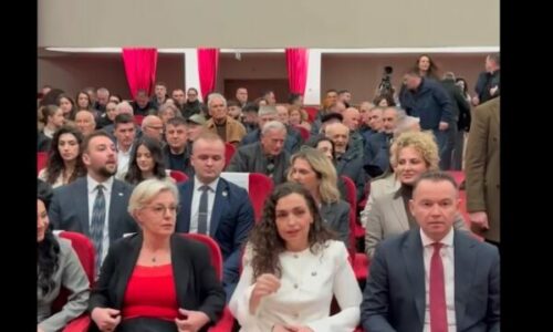 Osmani “akull” me Gërvallën, nuk i jep fort çehre ish-bashkëpartiakes (VIDEO)