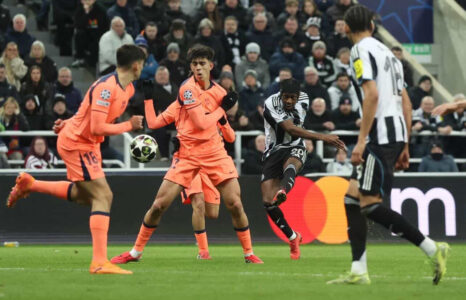 Kur Newcastle mendoi se fitoi, Barcelona shpëton me penallti