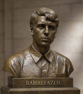 Kryetari i Rahovec, Smajl Latifi pranon dhuratë portretin e heroit Bahri Fazliu