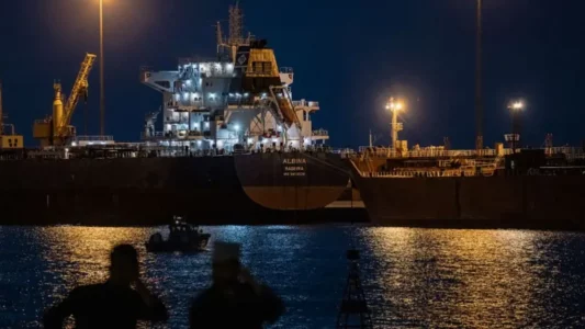 Miratohet plani iranian për të vendosur taksa në Ngushticën e Hormuzit