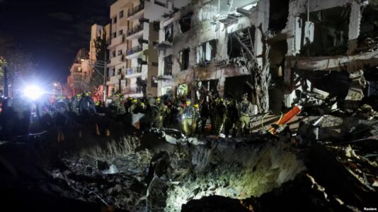 Izraeli mbyll shkollat dhe ndalon grumbullimet pas lëshimit të raketave hakmarrëse nga Irani