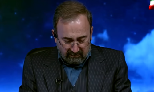 Prezantuesi i televizionit shtetëror në Iran shpërthen në lot teksa njofton vdekjen e Khameneit