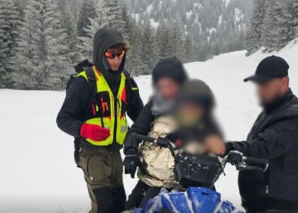 Shpëtohet familja kosovare e cila ishte bllokuar nga bora në kufirin Kosovë-Mali i Zi