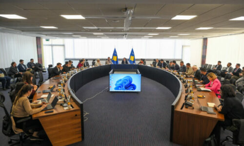 Pasi ‘lëshoi pe’ me BE-në, Kurti mbledh kabinetin: Për dy ditë rresht zotimet do t’i bëjmë program qeverisës