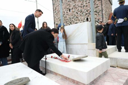 OVL e UÇK-së: Hilmi Haradinaj me djemtë, i bënë ballë me guxim rrethimit të trefishtë