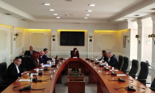 Pasi Kushtetuesja e hodhi poshtë dekretin për shpërndarjen e Kuvendit, mblidhet kryesia – rendi i ditës