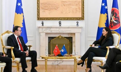 Osmani e pret në takim ambasadorin turk, flasin për diplomacinë, ushtrinë dhe për ndeshjen Kosovë-Turqi