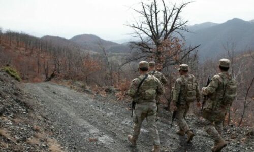 Ushtarët amerikanë ruajnë kufirin e Kosovës, KFOR publikon pamje nga patrullimi i sotëm