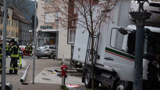 E trishtë: Vajza binjake 3-vjeçare mbijetoi nga aksidenti ku vdiqën nëna kosovare me djalin në Gjermani