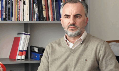 Rektori Hajrullahu figuron si kryetar bordi i OJQ-së prapa ekspozitës që pasqyroi pasaktësisht Masakrat në Kosovë