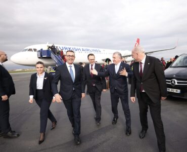 Ministri i Sportit Turk arrin në Kosovë, pritet zyrtarisht