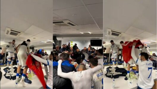 Lojtarët festojnë në zhveshtore duke kënduar këngën: Unë jam shqipe nga Kosova