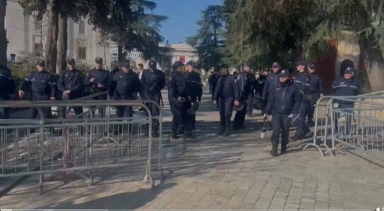 Blindohet Parlamenti i Shqipërisë para seancës për Ballukun