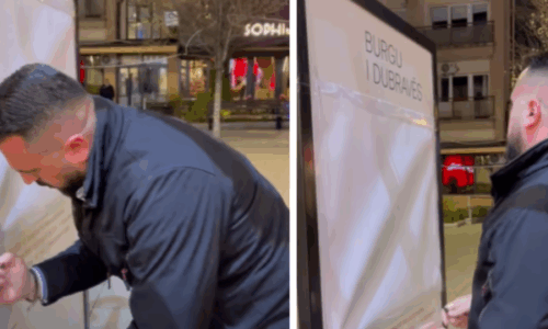 Qytetari mbulon pankartën e ekspozitës me të dhënat e pasakta për Masakrën e Dubravës