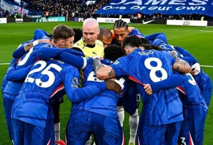 Ndodh edhe kjo, gjyqtari rrethohet nga lojtarët e Chelseat teksa mbanin fjalimin motivues