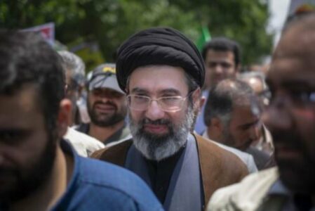 Raportohet se djali i Khameneit ka mbetur i plagosur, i përfolur si trashgimtar i fronit
