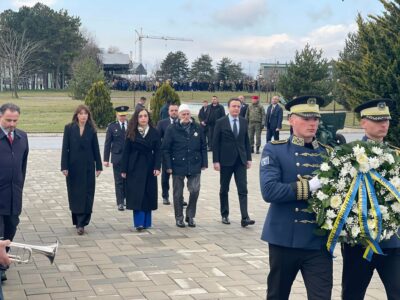 Krerët e shtetit bashkë me Rifat Jasharin bëjnë homazhe te obelisku i UÇK-së në Kazermën “Adem Jashari”
