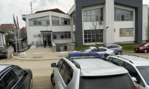 Policia shoqëron në stacion u.d. kryeshefen e ARBK’së