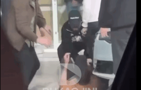 Publikohet videoja: Momenti kur Mossi me dy të tjerë rrahin gazetarin Burim Pacolli