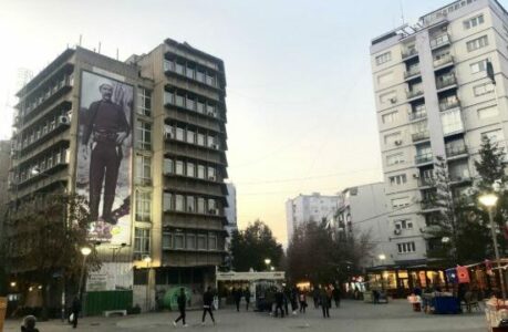 Griset një flamur në sheshin “Adem Jashari” në Mitrovicë të Jugut, policia nis hetimet për nxitje të përçarjes