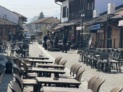 Forenzika del në vendin ku ndodhi vrasja në Gjakovë