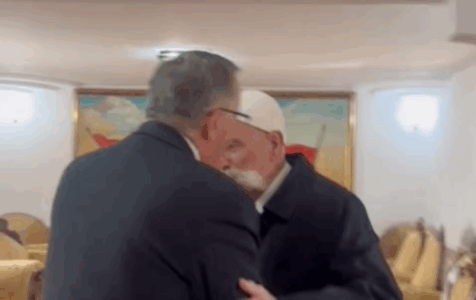 Thyhet akulli në Prekaz: pas dhjetë vitesh një kryetar i PDK-së në kullën e Jasharëve