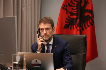 Hoxha telefon Konjufcën: Shqipëria mbetet e palëkundur në mbështetjen për Kosovën