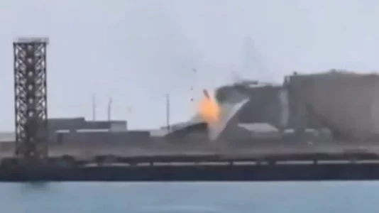 Droni iranian godet portin e Omanit, publikohen pamjet e shpërthimit