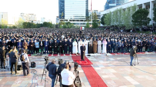 Mijëra besimtarë myslimanë në sheshin Skënderbej, kremtohet Fitër Bajrami në Tiranë