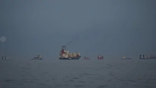 Rreth 90 anije kanë kaluar Ngushticën e Hormuzit që kur ka filluar lufta në Iran