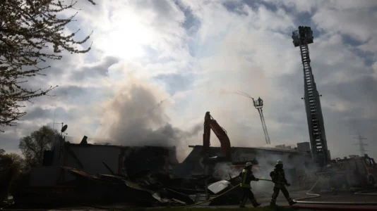 Qindra të evakuuar pasi një zjarr përfshiu një klub nate në Gjermani