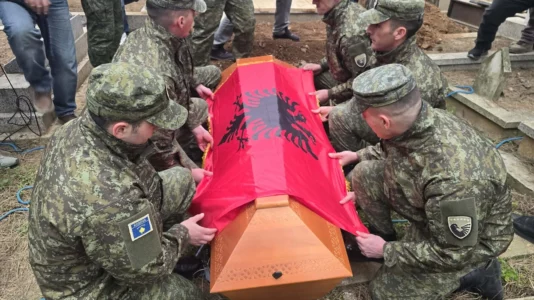 Tragjedia në Vjenë, varroset me nderime të larta ish-veterani i UÇK-së, Asllan Musliu