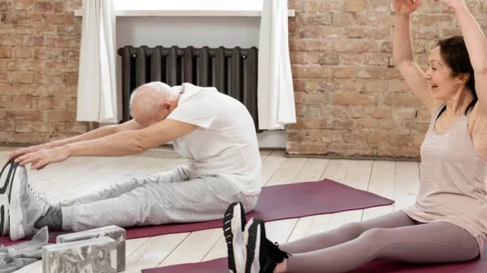 Ushtrimet që lehtësojnë dhimbjen dhe ato që e përkeqësojnë artritin