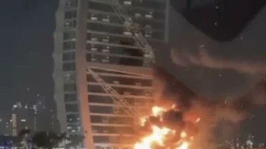 Burj Al Arab goditet nga droni iranian, pamje