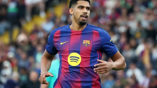 Ronald Araujo preferon largimin, Barcelona i vendos çmim të frikshëm