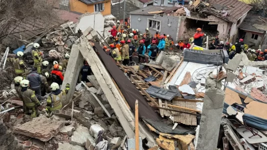 Shemben dy ndërtesa në Stamboll, dyshohet për shpërthim gazi