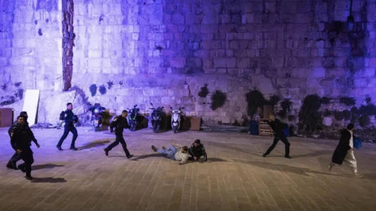 Policia izraelite sulmon gazetarët në Jerusalem, u konfiskon pajisjet