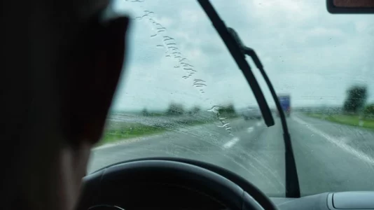 Fshirëset e xhamit lënë gjurmë – bëjeni këtë para se të shpenzoni para për të reja