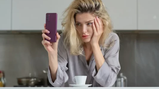 Mos merrni vendime të rëndësishme me kafen e mëngjesit: Këshilla të psikologëve për fokus dhe qetësi mendore