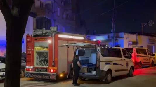 Kaplohet nga zjarri një banesë në Tiranë, humb jetën një i moshuar