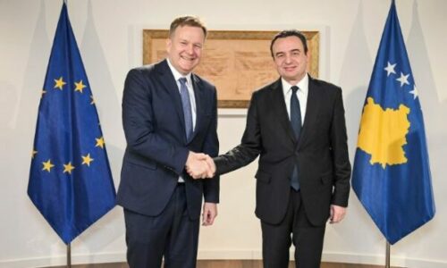 Sorensen pas tri javësh kthehet në Prishtinë, nesër në mëngjes takon Kurtin