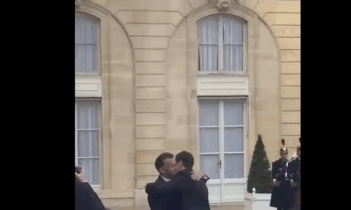 Kurti arrin në Pallatin Elysee, përqafon Presidentin Macron