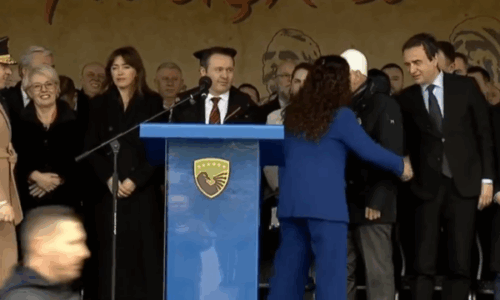 Në Kuvend s`folën, në kazermën e ushtrisë Osmanit e Kurtit përshëndeten ‘ftohtë’