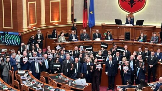 PS rrëzon SPAK`un, Belinda Balluku mbetet deputete, Rama largohet me urgjencë nga Kuvendi
