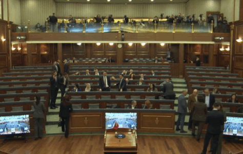 Seanca “e popullit” për Vjosa Osmanin: Deputetët nisin të shkojnë në sallën e Kuvendit të Kosovës