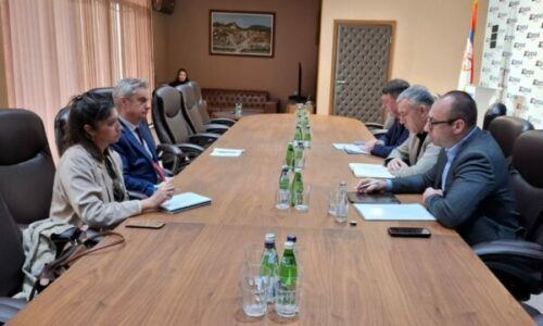 Ambasadori britanik shkon në veri për të takuar Listën Serbe, thotë se ishin konstruktivë për Ligjin për të Huajt